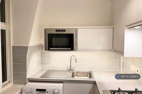 2 bedroom flat to rent, Erpingham Road, London, SW15