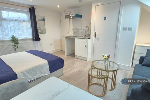 Studio to rent, Bradenham Road, Hayes, UB4