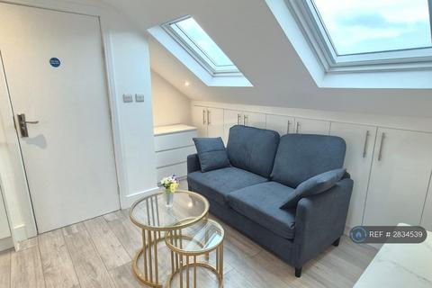 Studio to rent, Bradenham Road, Hayes, UB4