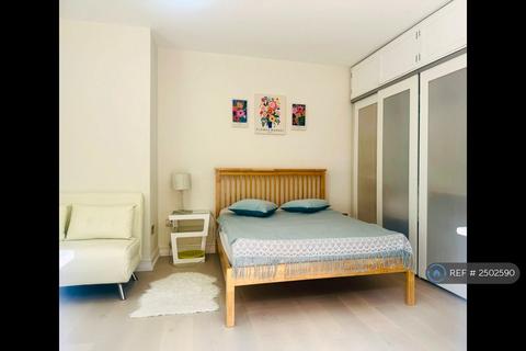 1 bedroom in a flat share to rent, Ealing/Acton Town, Ealing, W3