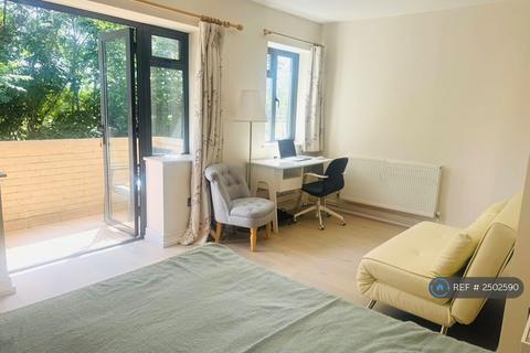 1 bedroom in a flat share to rent, Ealing/Acton Town, Ealing, W3
