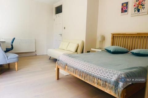 1 bedroom in a flat share to rent, Ealing/Acton Town, Ealing, W3