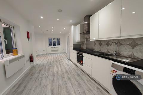 Studio to rent, Central Road, Worcester Park, KT4