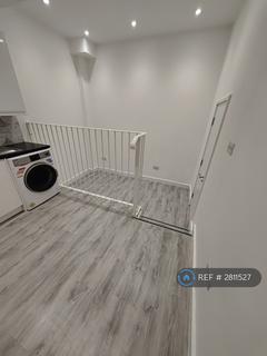 Studio to rent, Central Road, Worcester Park, KT4