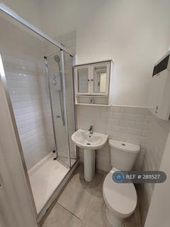 Studio to rent, Central Road, Worcester Park, KT4