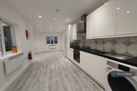 Studio to rent, Central Road, Worcester Park, KT4