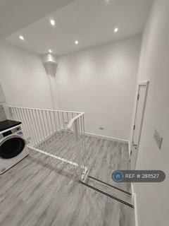 Studio to rent, Central Road, Worcester Park, KT4