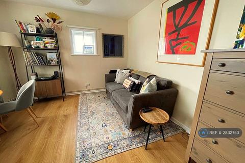 3 bedroom flat to rent, Longley Court, London, SW8
