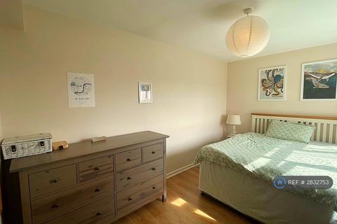 3 bedroom flat to rent, Longley Court, London, SW8
