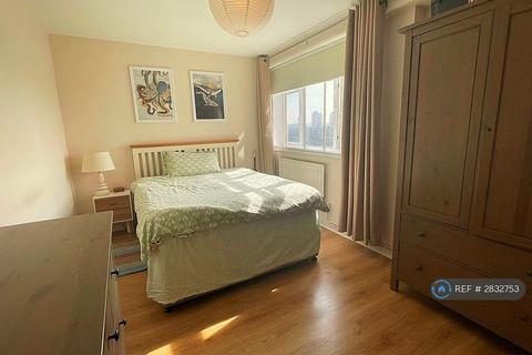 3 bedroom flat to rent, Longley Court, London, SW8