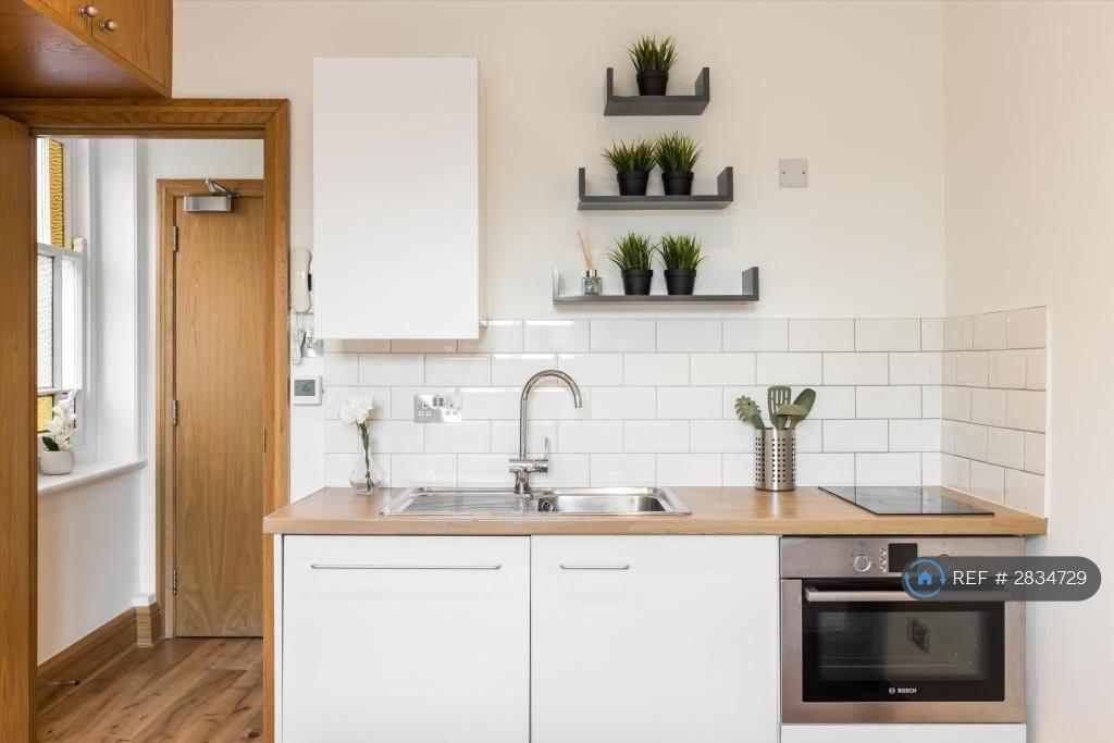 Modern Fully Equipped Kitchen