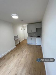 Studio to rent, Bowes Road, London, N13