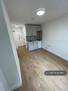 Studio to rent, Bowes Road, London, N13
