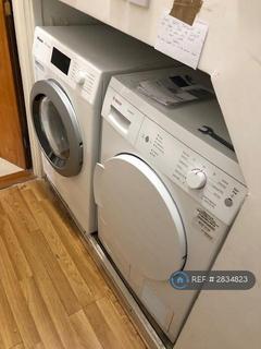 Studio to rent, Bowes Road, London, N13