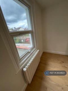 Studio to rent, Bowes Road, London, N13