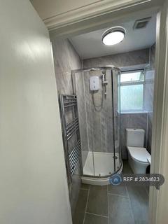 Studio to rent, Bowes Road, London, N13