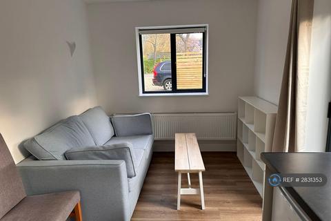 Studio to rent, Fetcham, Leatherhead, KT22