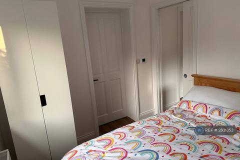 Studio to rent, Fetcham, Leatherhead, KT22