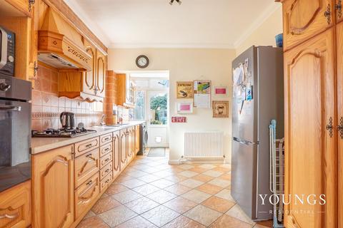 4 bedroom detached house for sale, Hainault Avenue, Westcliff-On-Sea, SS0