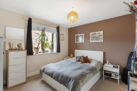 2 bedroom flat for sale, Beauchamp Road, London