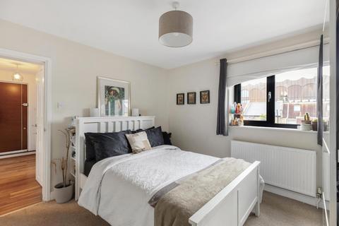 2 bedroom flat for sale, Beauchamp Road, London