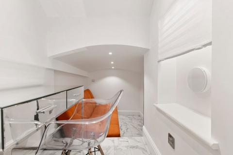2 bedroom flat to rent, Nevern Square, Earls Court, London