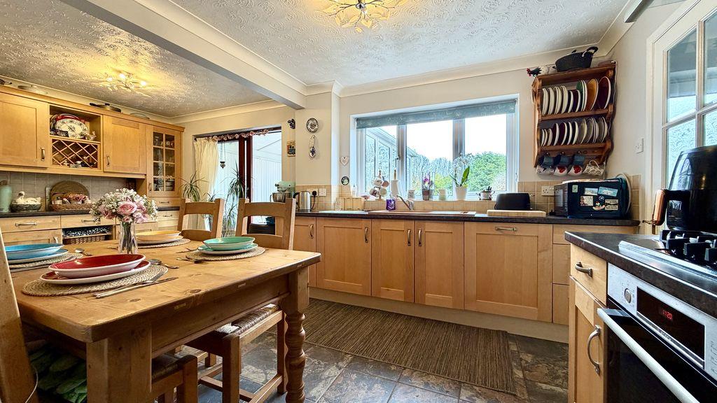 Kitchen/Dining Area