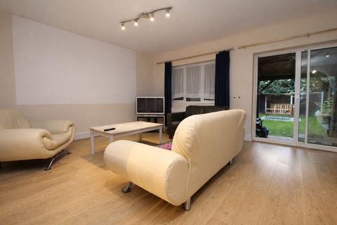 2 bedroom flat to rent, Two bedroom flat - Wood Green N22
