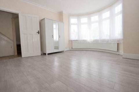 2 bedroom flat to rent, Two bedroom flat - Wood Green N22