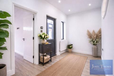 5 bedroom semi-detached house to rent, Hollybush Hill, London E11