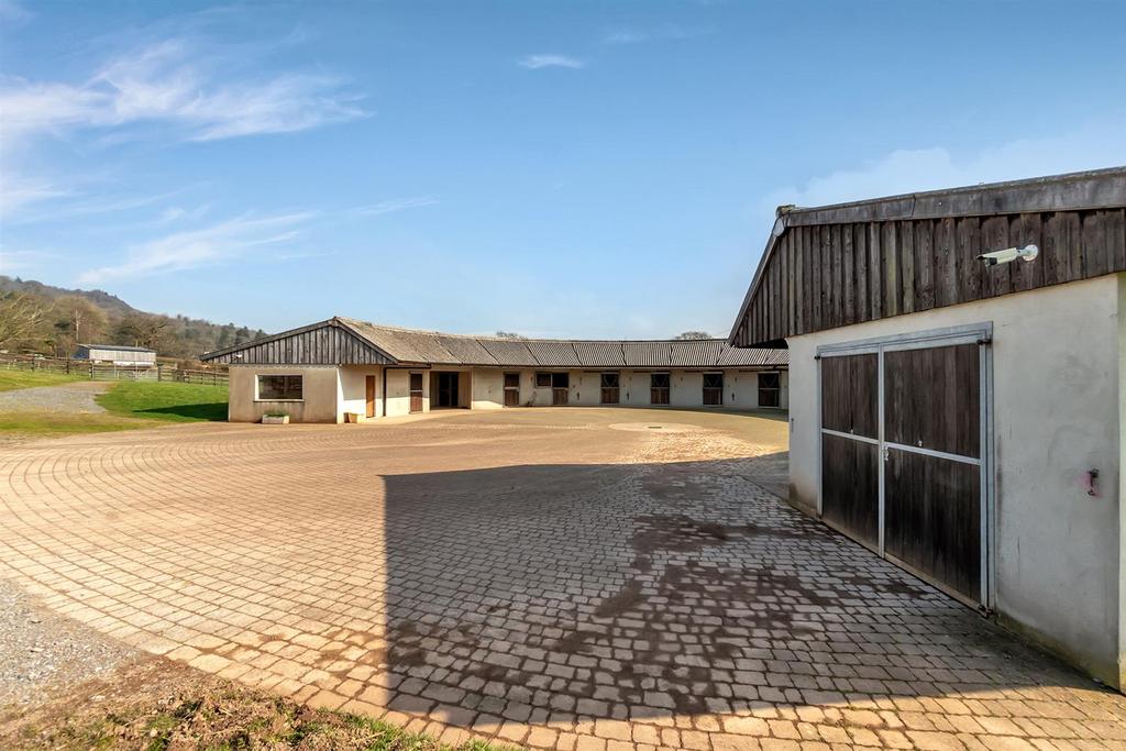 Horseshoe stables