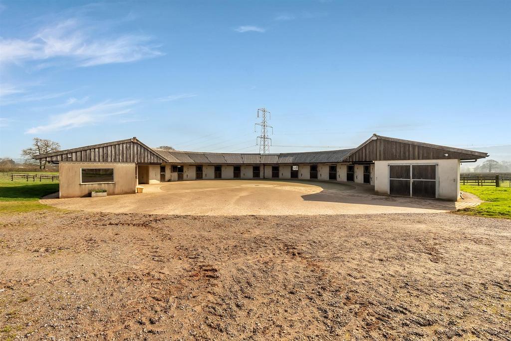 Horseshoe stable yard