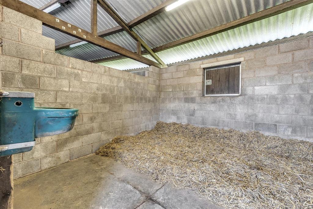 Horseshoe yard stable