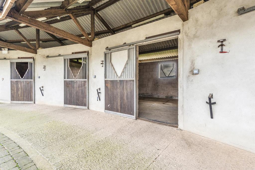 Horseshoe yard stables
