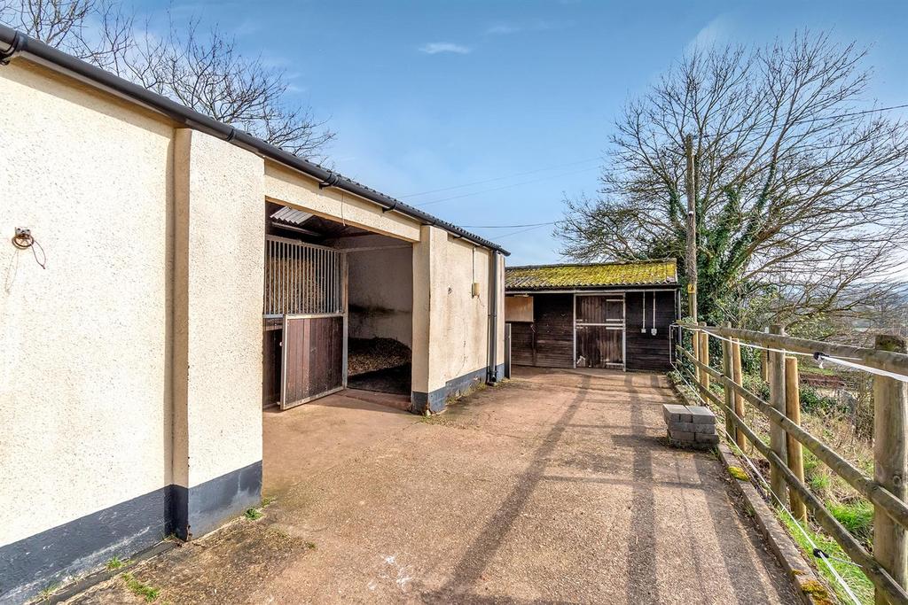 Top yard indoor an outdoor stables