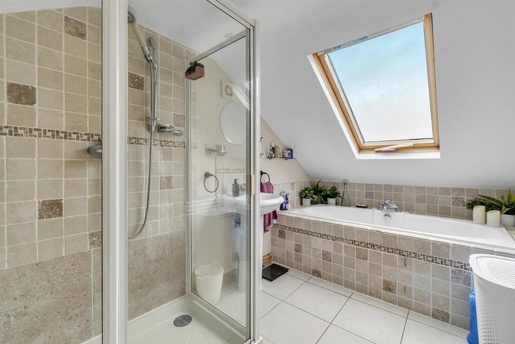 Main bedrooms en suite