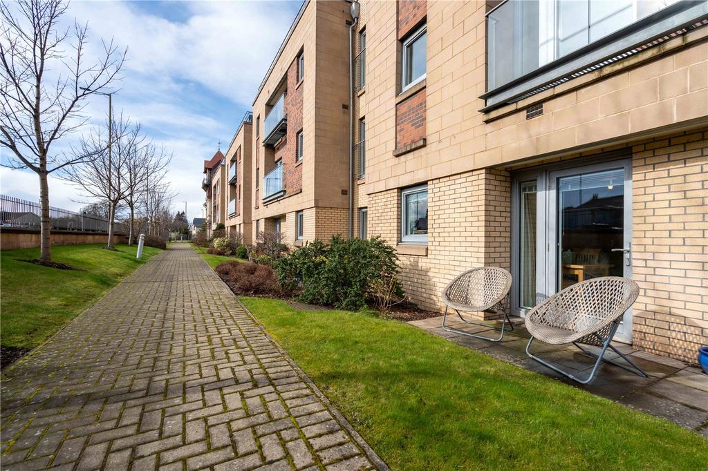 8 Lyle Court 16