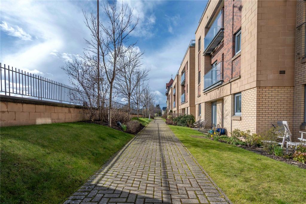 8 Lyle Court 19