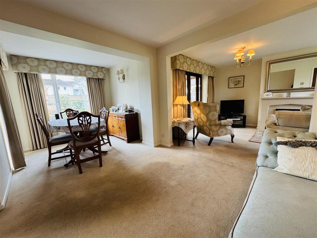 Dining room: