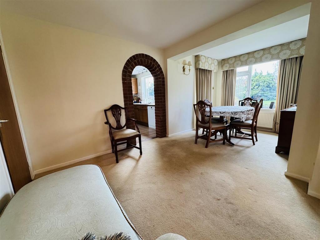 Dining room: