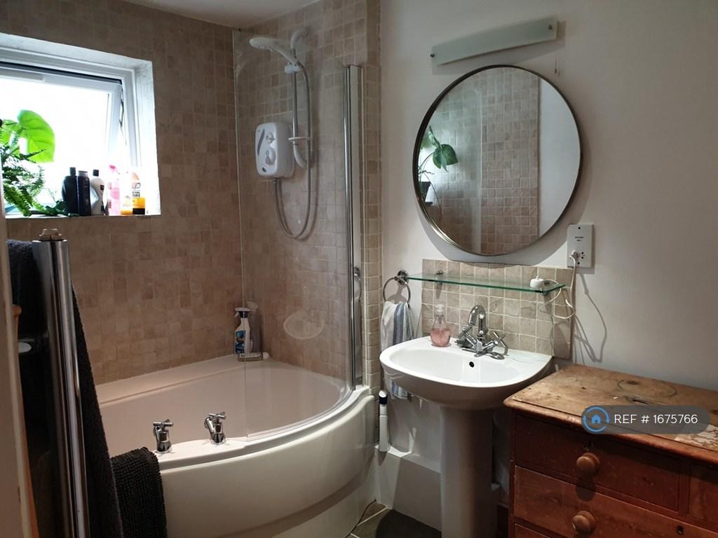 Bathroom - Shared Between Bedroom 1 And 2