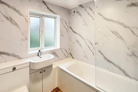 3 bedroom flat to rent, Brighton Road, Purley, Surrey, CR8 2LG
