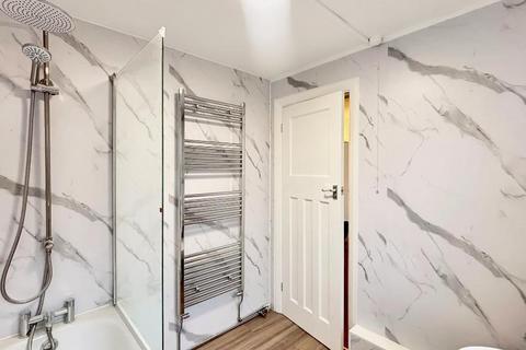 3 bedroom flat to rent, Brighton Road, Purley, Surrey, CR8 2LG