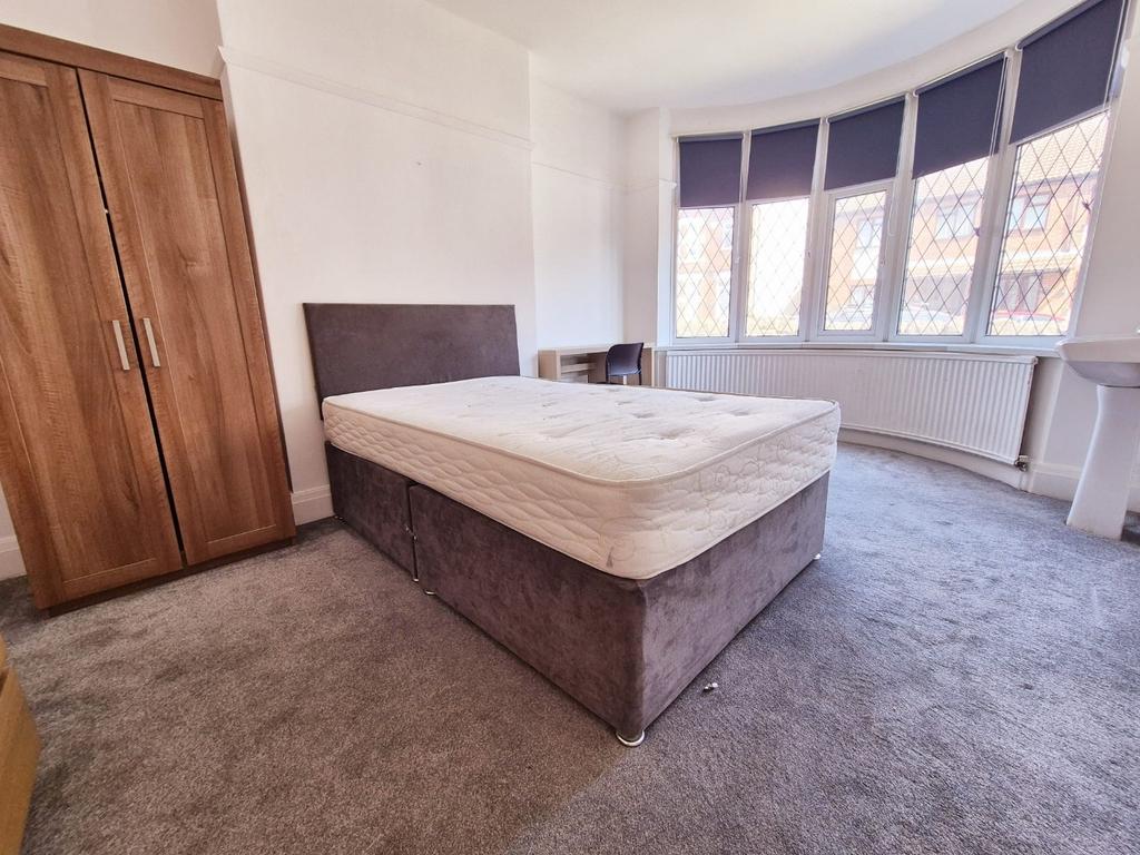 Bright double bedroom with bay window and stora...