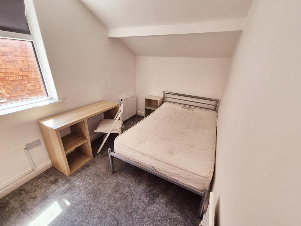 Bright single room with desk and wardrobe space...