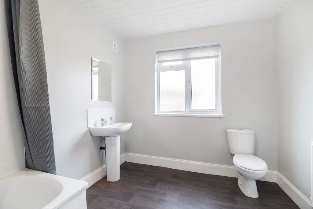 Bright, modern bathroom with bath and WC...