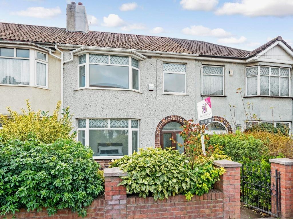 Attractive terraced house with bay windows and ...