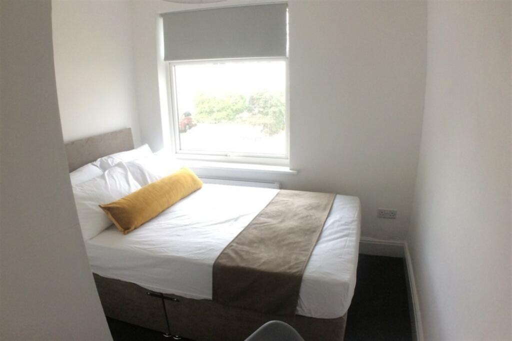 Bright, neatly presented double bedroom with ba...