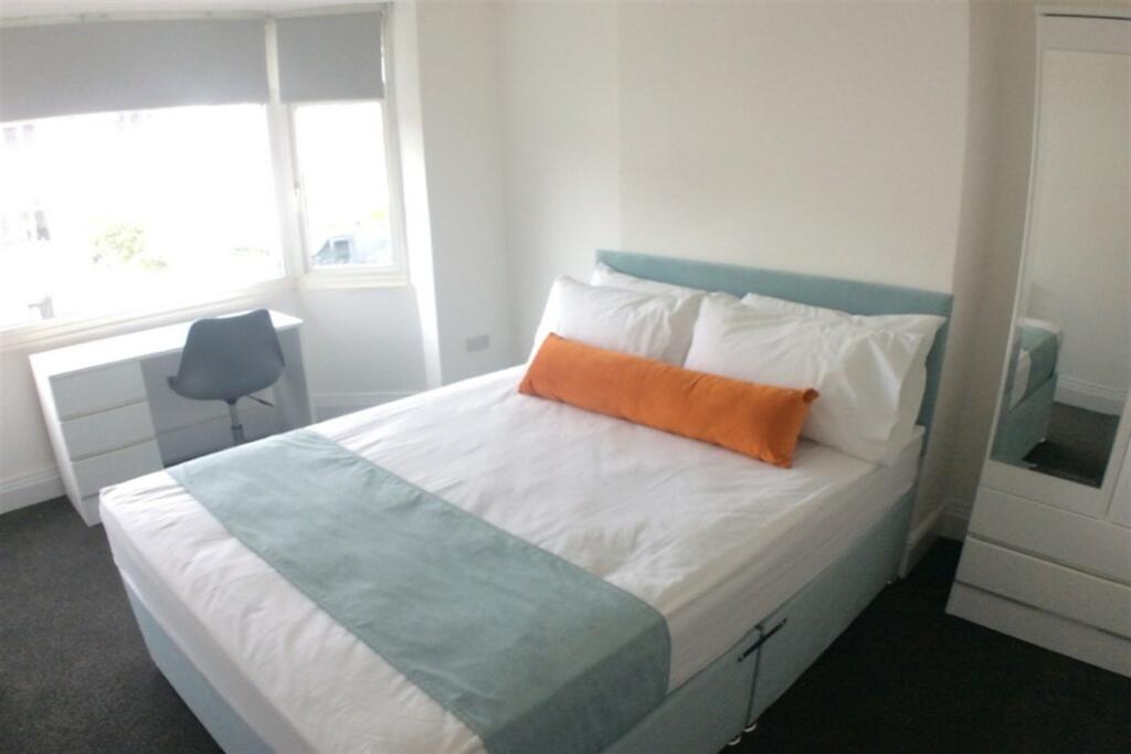 Bright, neatly presented double bedroom with de...