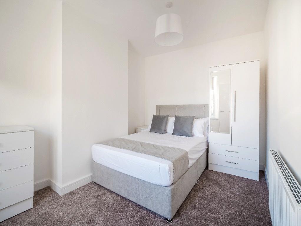 Bright, neat double bedroom with modern bed...